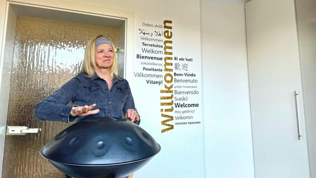 Hilla Knipper begrüßt Dich im Klangzentrum Wesermarsch - Klangreisen, DrumCircles und Gongmeditationen in Brake